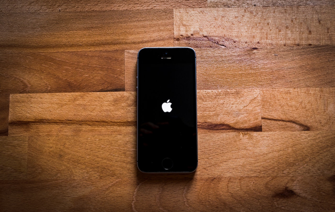 iphone na drvenom stolu